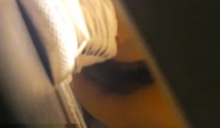 牛人潜入商场隔板女厕侧拍黑丝美眉阴唇有很多分泌物