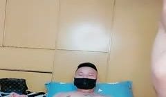 （2）美乳学妹露脸看着清纯没想到这么骚，激情3P