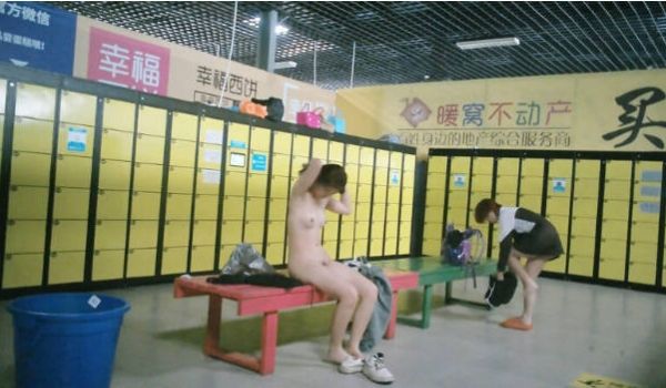 脱衣服效率很高的神仙姐姐，一下子把内裤连同袜子都