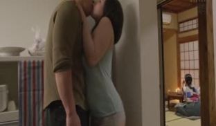 谨慎中で性欲を持て余した男を诱惑する爆乳妻何回イ