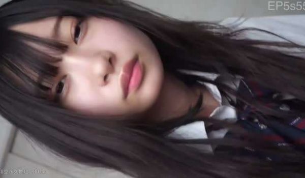 刚放学的学生妹帮忙打飞机