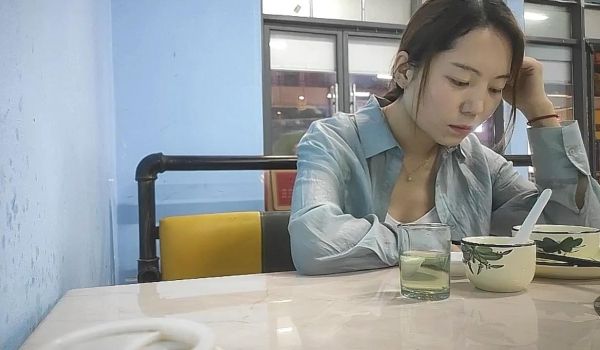 再约良家珠宝女，吃完饭带回酒店操B，推到强吻扒掉
