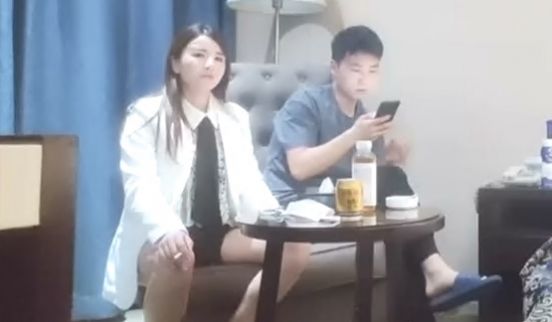 气质型西装御姐，大奶翘起臀，换上黑丝操B，翘起屁
