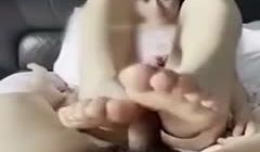 很多人求的超清纯校花遭猥琐摄影师诱骗至私密房间内