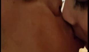 漂亮长发气质美女第一次和男友酒店开房,腼腆害羞,