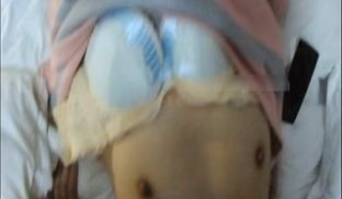 女神级性感美女陪闺蜜KTV见网友喝多上厕所时2男