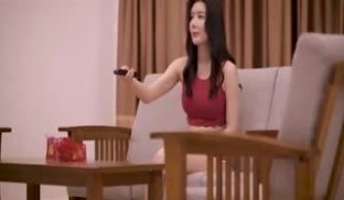 0030淫过年下淫荡侄女的新年茎喜欧美玲