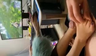 手边玩吃鸡 脚边玩JJ 强制深喉口爆