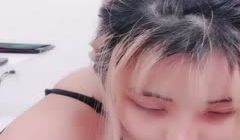 粉色头发越南大奶萌妹子逼逼无毛!!
