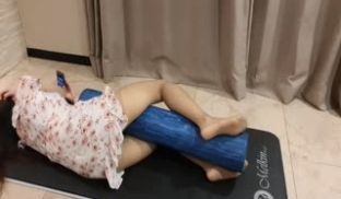 少女独自一人在家太寂寞了