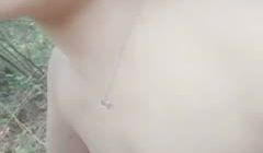少妇跑到公园山上钓凯子