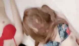 和兄弟去泳池干翻两美女