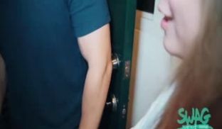 我的淫荡老婆居然让邻居内射 虐心NTR绿帽剧情
