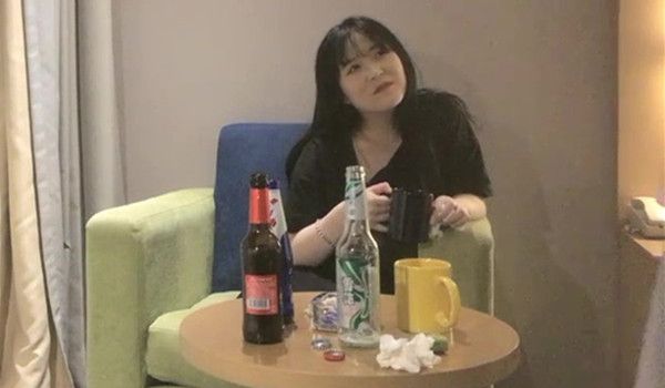 约良家妹子密码房每天多能约到不一样的良家妹纸强行