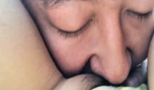 小老板带着漂亮小姨子开车去郊外打野战_先尿个尿完