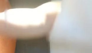 小妹自己拿起大黑牛玩喷水