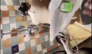 国产重口调教母狗！喝尿！鞭打！羞辱！风油精精